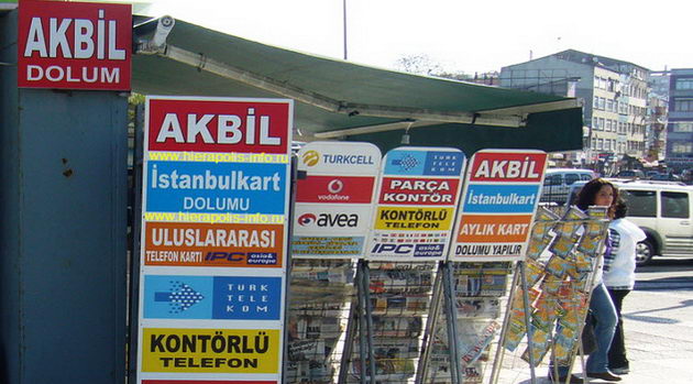 Газетный киоск в Стамбуле, в котором можно пополнить İstanbulKart.